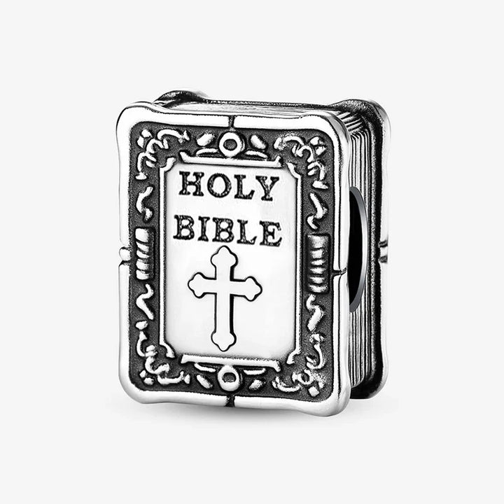 Přívěsek Bible – produktová fotografie | Perla Čech