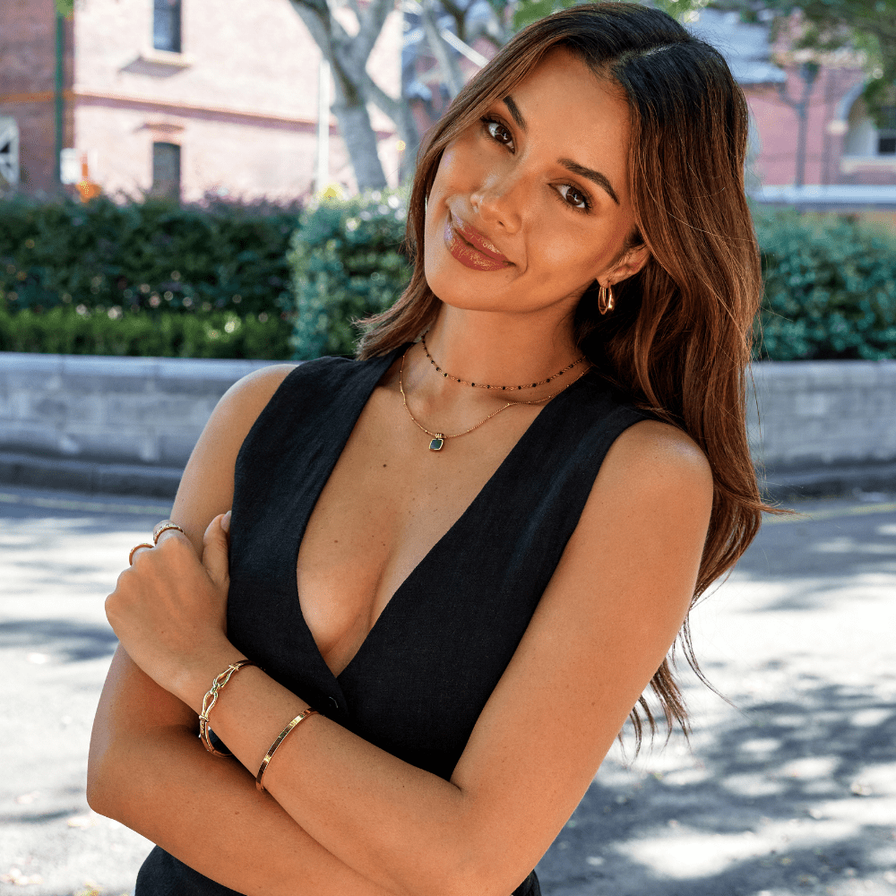 Pevný náramek Felicity ve zlaté barvě – produktová fotografie 3