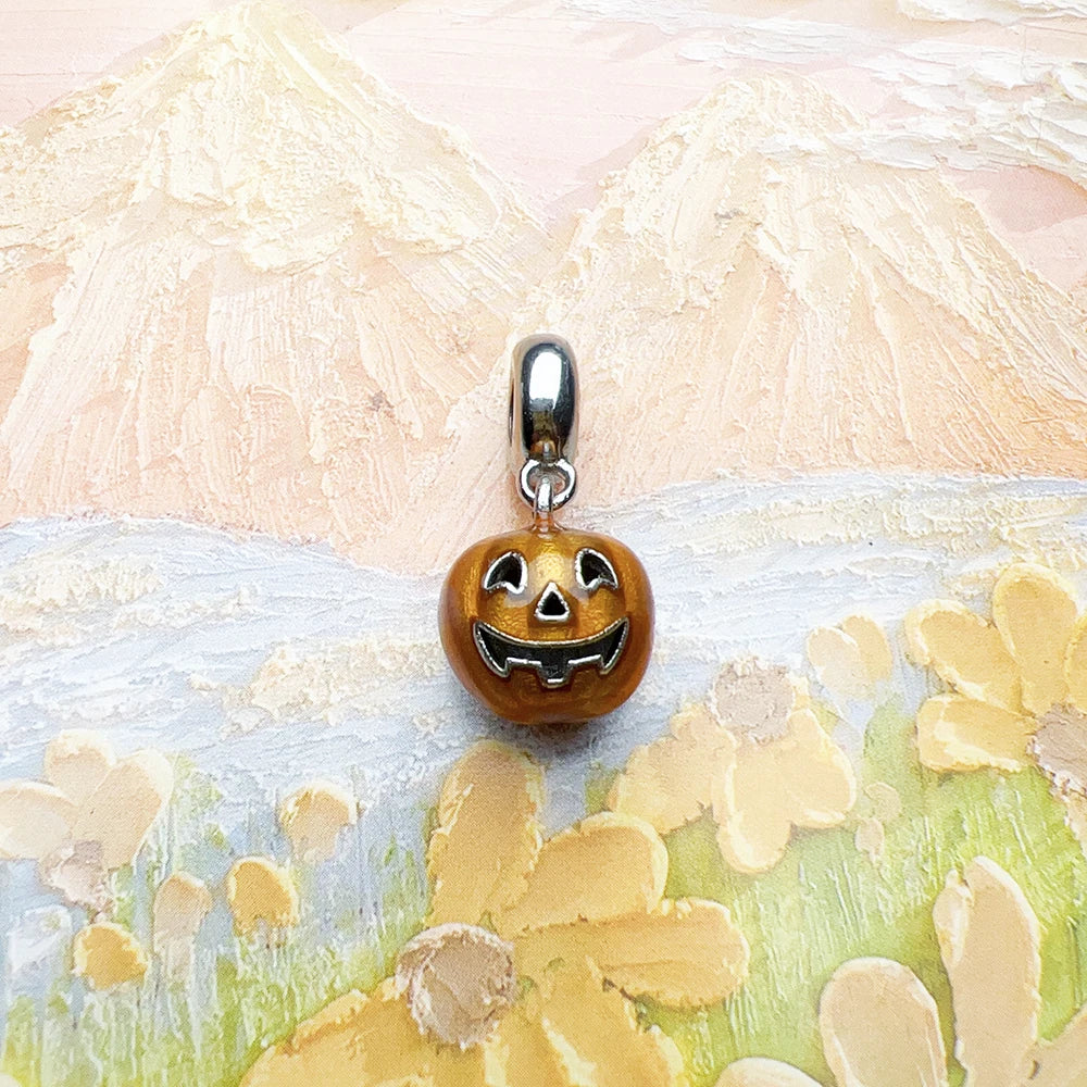 Přívěsek halloweenská dýně – detail šperku Perla Čech