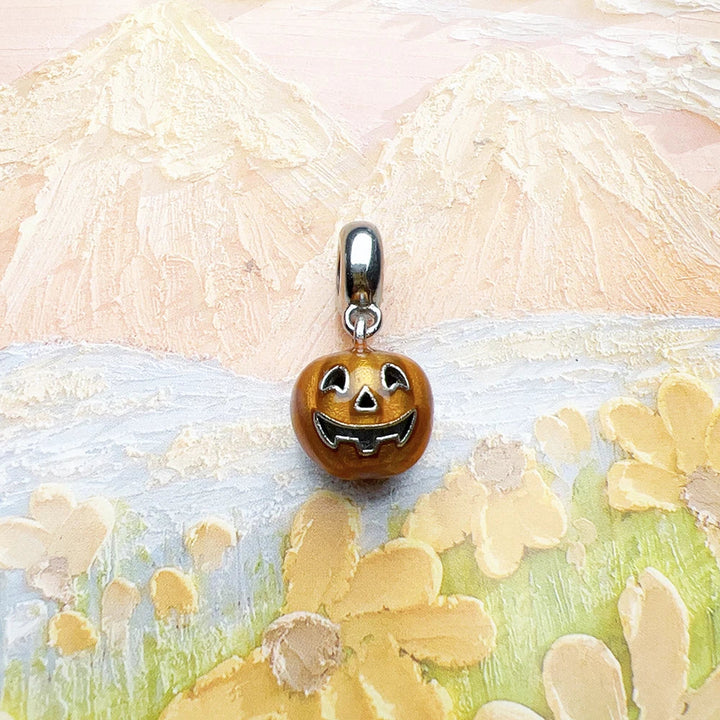 Přívěsek halloweenská dýně – detail šperku Perla Čech