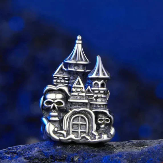 Přívěsek strašidelný hrad – detail šperku Perla Čech