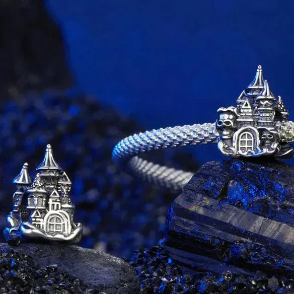 Přívěsek strašidelný hrad – detail šperku Perla Čech