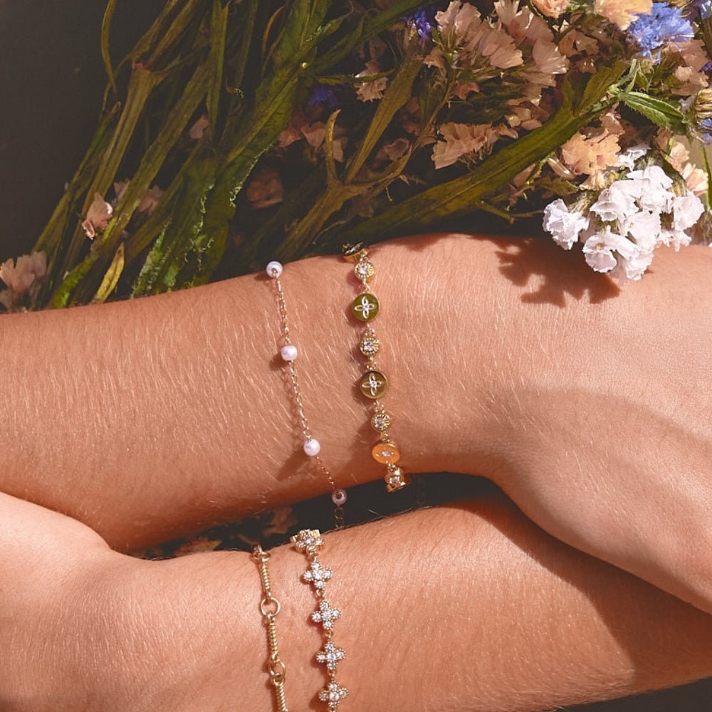 Náramek Spring Bloom s květy ve zlaté barvě – produktová fotografie 2