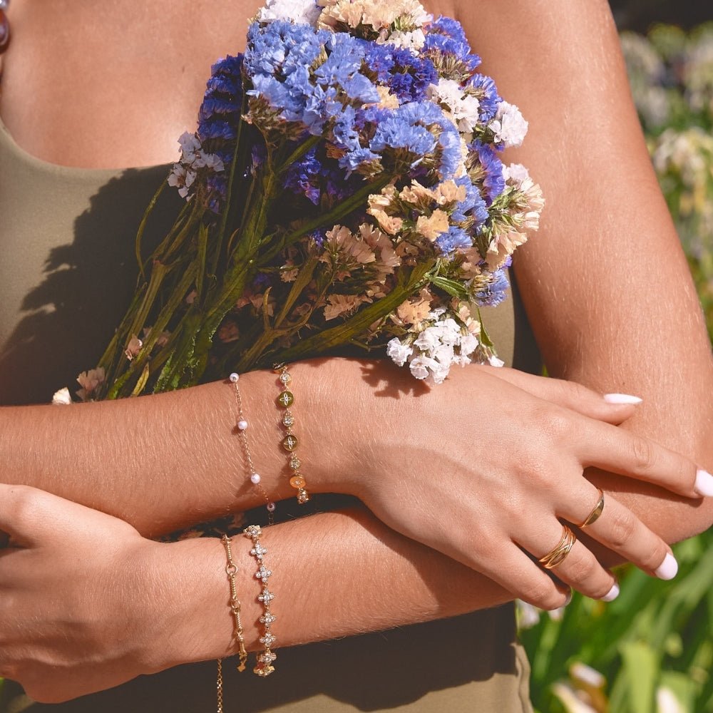 Náramek Spring Bloom s květy ve zlaté barvě – produktová fotografie 4