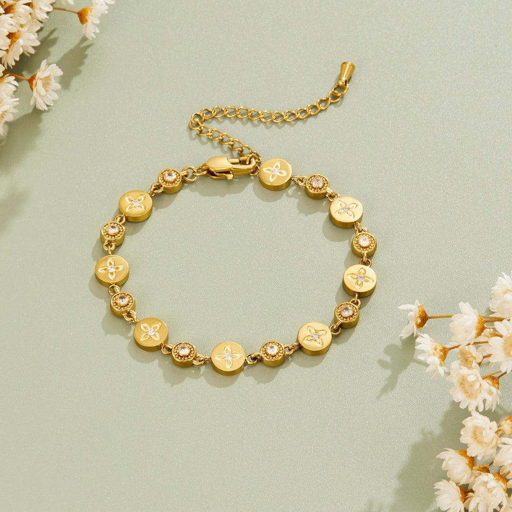 Náramek Spring Bloom s květy ve zlaté barvě – produktová fotografie 3